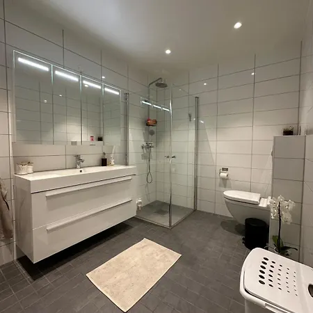 Modern With A View! Free Parking Appartement