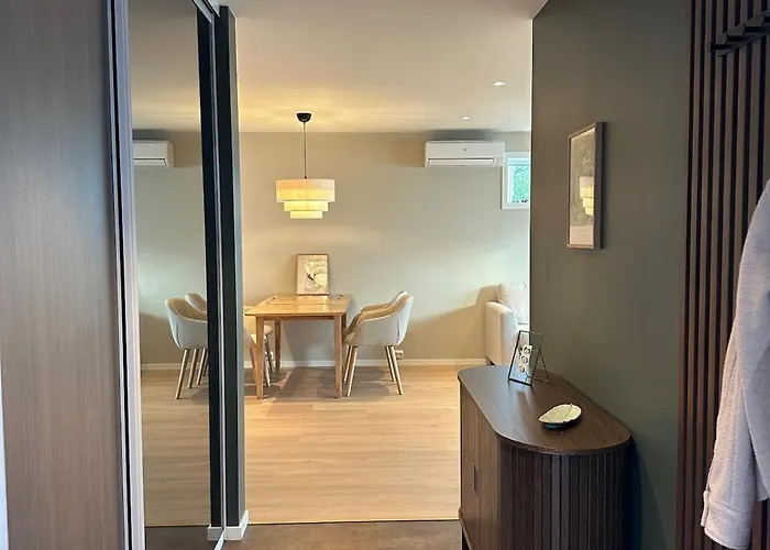 Modern With A View! Free Parking Apartment *